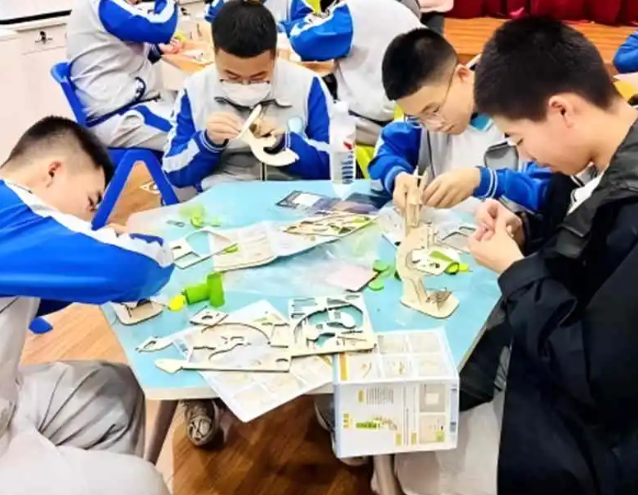 修养类课程夯实学生知识根基艺术润心课
