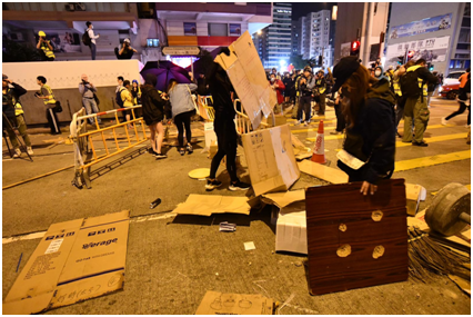 香港凶残暴徒用井盖重击清障男子